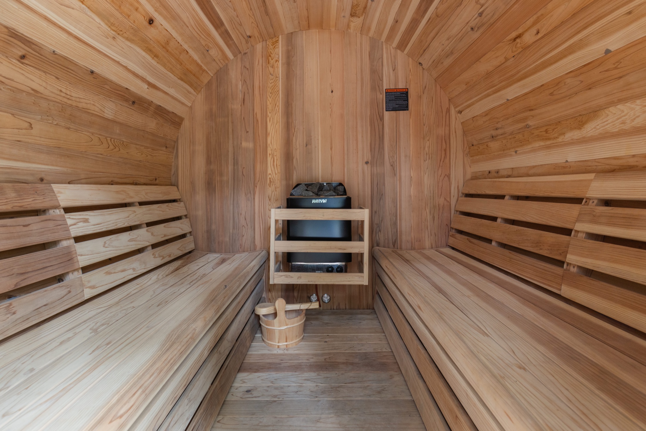 Het houten interieur van de barrel sauna
