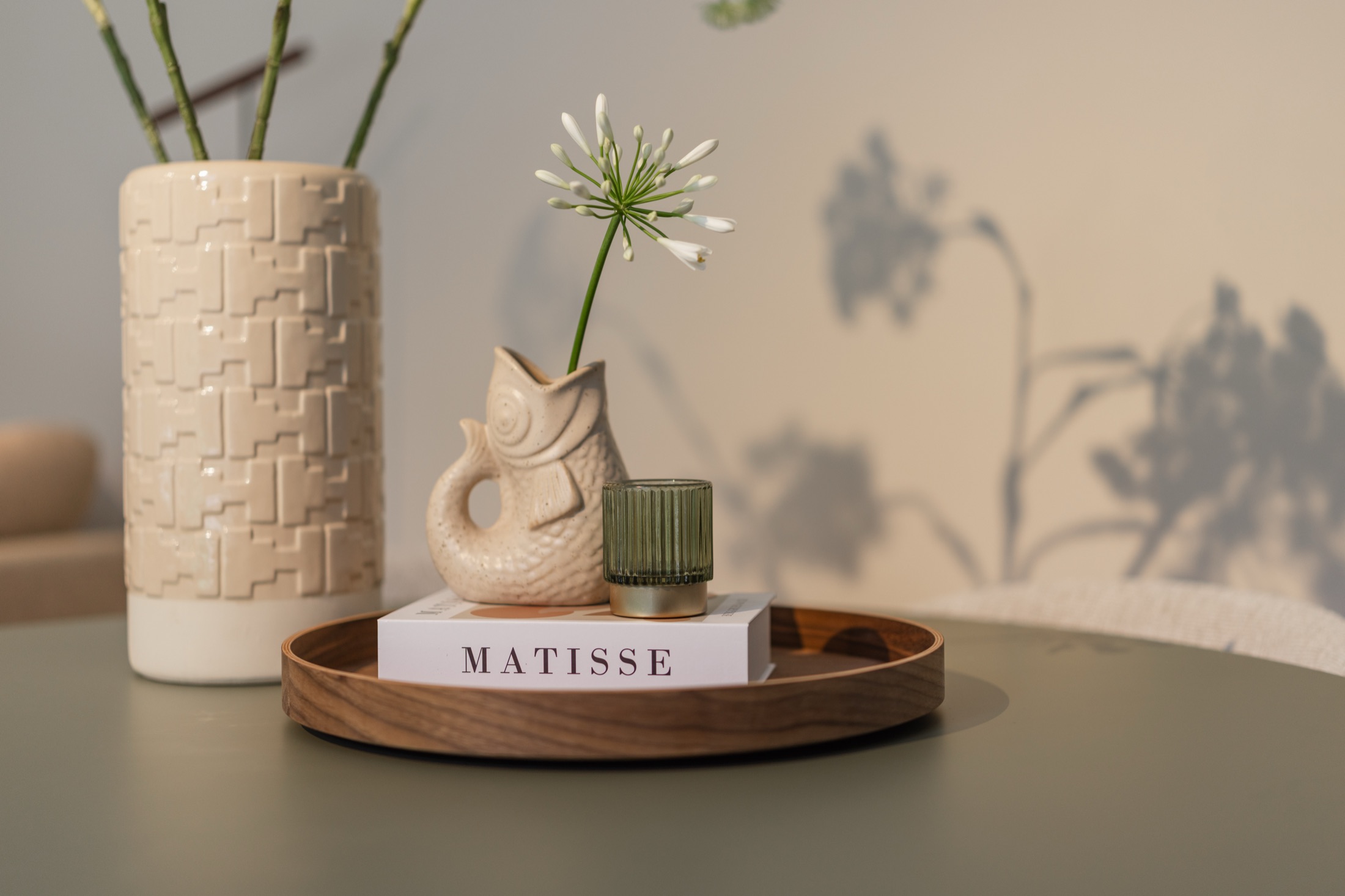 Stilleven met vazen en bloemschaduw op de eettafel