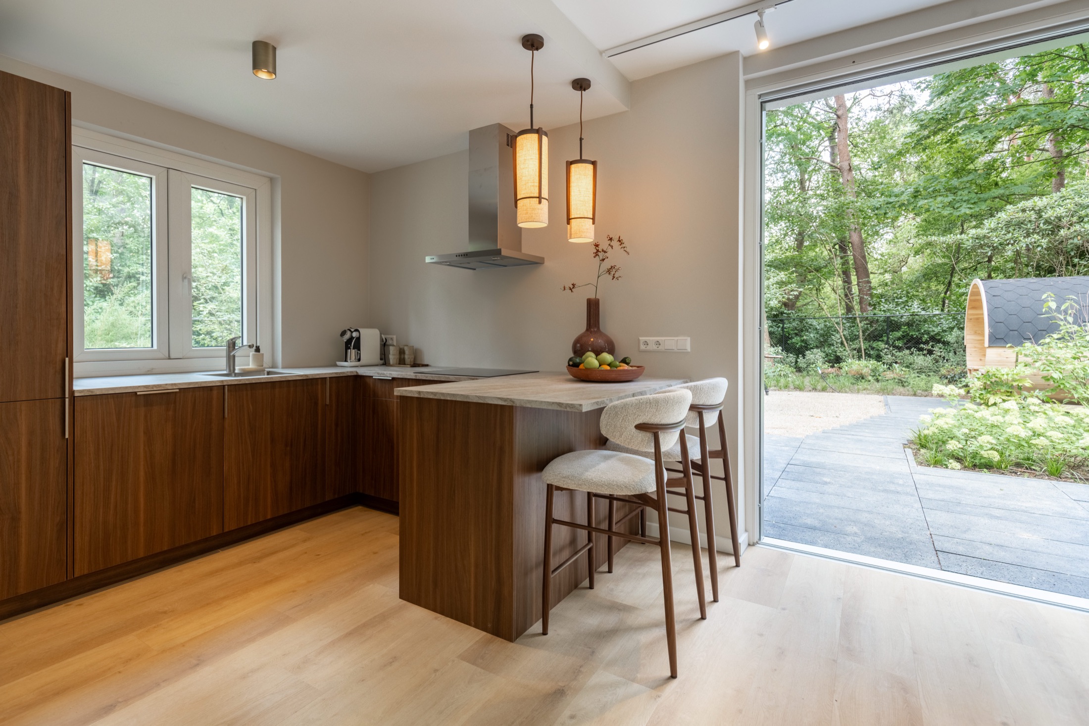 Open keuken met zicht op de tuin en de sauna