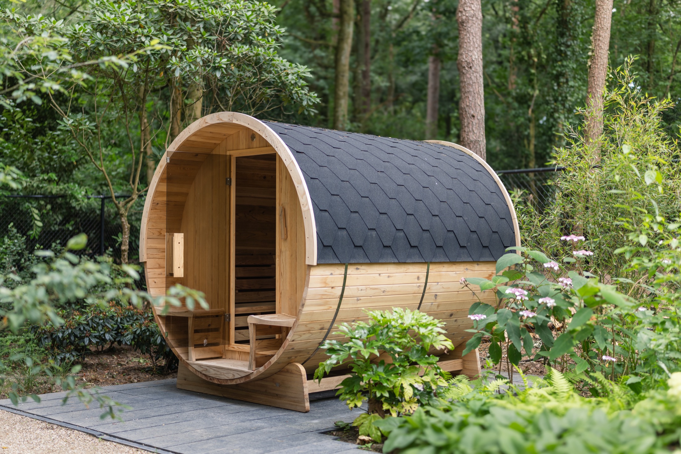 De barrel sauna van de wellness-cottage tussen de bomen
